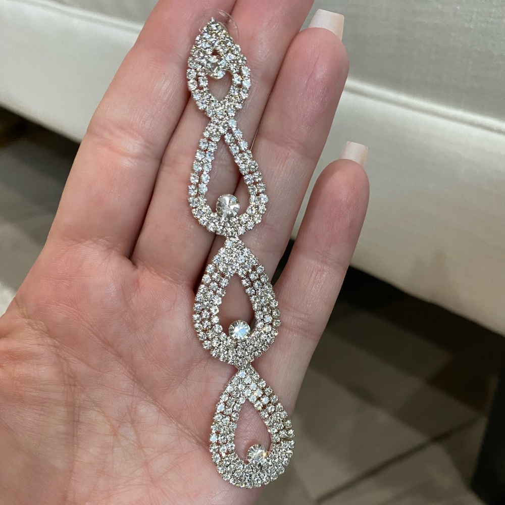π NWT Chandelier rhinestone earrings - Picture 2 of 3